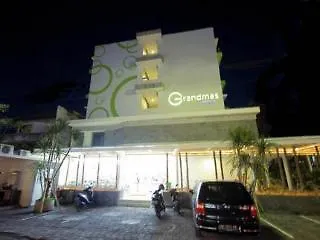 J Hotel Kuta Кута 3*,
